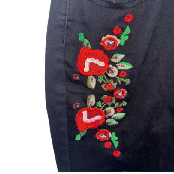365 Denim Skinny Stretch Fit Black Floral Embroidered Roses Sz 30-11/12 - Picture 9 of 9